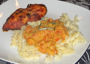 Den færdige pastasovs passer godt sammen med laks eller kylling