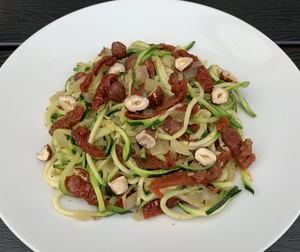 Squashspaghetti med soltørret tomat