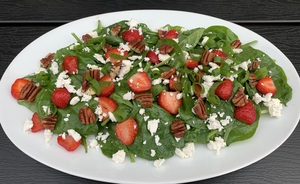 Spinatsalat med jordbær og pecannødder