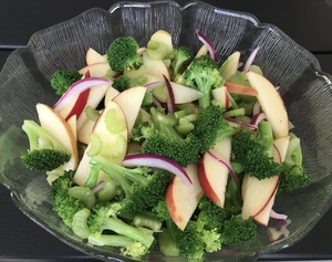 Broccolisalat med æble og bladselleri