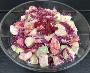 Kartoffelsalat med rød sauerkraut
