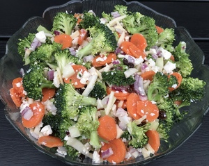 Broccolisalat med gulerod og pastinak