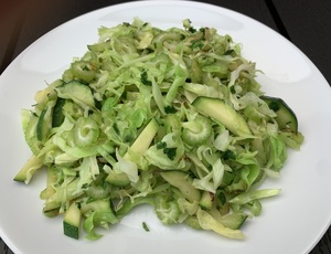 Spidskål med squash og selleri