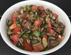 Hytteostsalat med tomat og forårsløg
